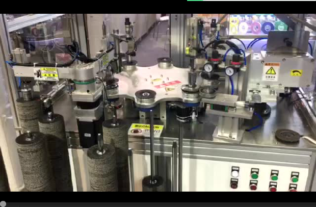 鄭州豐宏機械上海五金展現(xiàn)場備膠貼標(biāo)一體機視頻展示